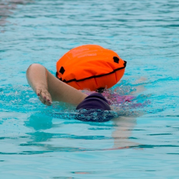 SAFE4SPORT bouée de natation adultes pour triathlon 28 L - sac étanche  résistant aux UV - aide à la natation complète - sac à dos de natation  pratique : : Sports et Loisirs